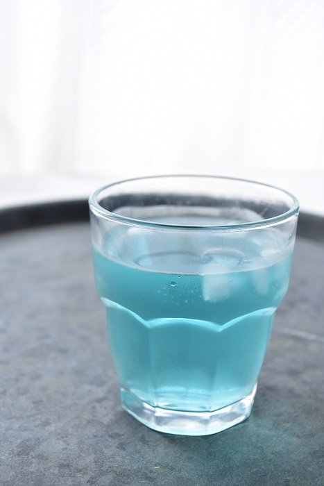 バタフライピーのハーブティーは、レモンやライムなどのしぼり汁を数滴たらすと、青からピンクに変化します。