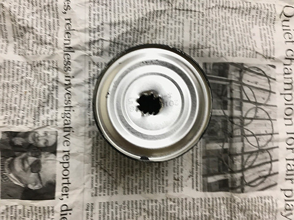 空き缶は好きな色でペイントして、あらかじめ穴を開けておくと水やりが楽になります。