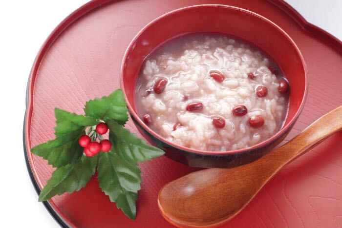 十五日粥とは、小正月に食べる小豆粥のことです。小正月の1月15日に、一年の邪気を払う目的で小豆の入ったお粥、小豆粥を食べる風習があります。