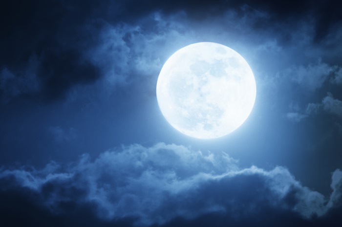 12ケ月ごとの呼び方以外にも、ブルームーンやブラッドムーン、スーパームーンなど満月には素敵な名前がいくつかあります。聞いたことはありますか？