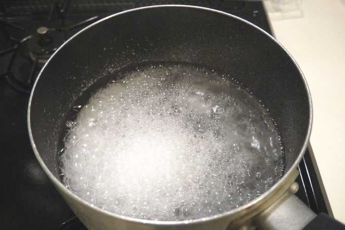・鍋にお湯を沸かし、沸騰したら重曹をいれます。