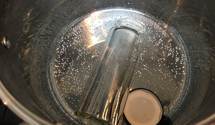 ハーブチンキの保存瓶の消毒  保存用の瓶を煮沸消毒します。保存用瓶は完全に水気がなくなるまで乾燥させ、無水エタノールを瓶の内側に噴霧して消毒します。  エタノール消毒した後も煮沸消毒とおなじように完全に乾燥させましょう。この手間を決しておろそかにしてはいけません。このプロセスが清潔なチンキ作りの基本となりますのでしっかり行いましょう。